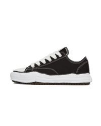 Zijkant van de Maison Mihara Yasuhiro Peterson OG Sole Low in zwarte canvas, met kenmerkende chunky zool