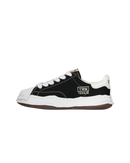 Maison Mihara Yasuhiro Blakey OG Sole Canvas Low Black – minimalistische zwarte canvas sneaker met organisch gevormde, handgemaakte rubberzool