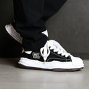 Maison Mihara Yasuhiro Blakey OG Sole Canvas Low Black – detail van tonglabel en hielbadge met SKU A08FW735 en subtiele MMY-branding