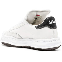 Maison Mihara Yasuhiro Blakey OG Sole Leather Low White (SKU A06FW702-WHT) – detail hielbadge en geweven tonglabel met subtiele MMY-branding