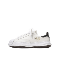 Maison Mihara Yasuhiro Blakey OG Sole Leather Low White Maison Mihara Yasuhiro Blakey OG Sole Leather Low White (SKU A06FW702-WHT) – vooraanzicht premium witte leren sneaker met handgevormde rubberzool 
