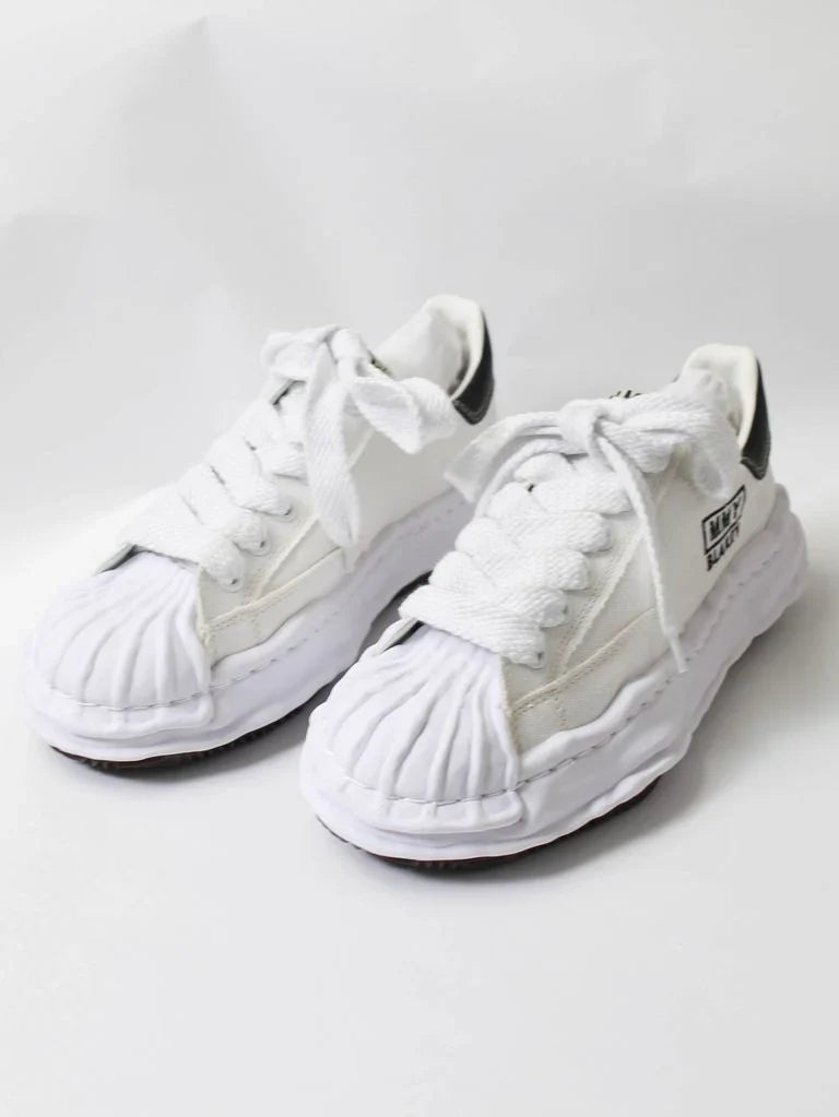 Maison Mihara Yasuhiro Blakey OG Sole Leather Low White (SKU A06FW702-WHT) – close-up van zachte cow-leather upper en oversized stitching langs de unieke zool