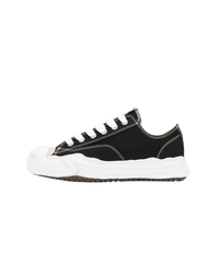 MHY-HANK-OG-BLK Maison Mihara Yasuhiro Hank OG Sole Canvas Low Black – vooraanzicht zwarte canvas sneaker met kenmerkende uitlopende rubberzool
