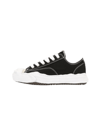MHY-HANK-OG-BLK Maison Mihara Yasuhiro Hank OG Sole Canvas Low Black – vooraanzicht zwarte canvas sneaker met kenmerkende uitlopende rubberzool