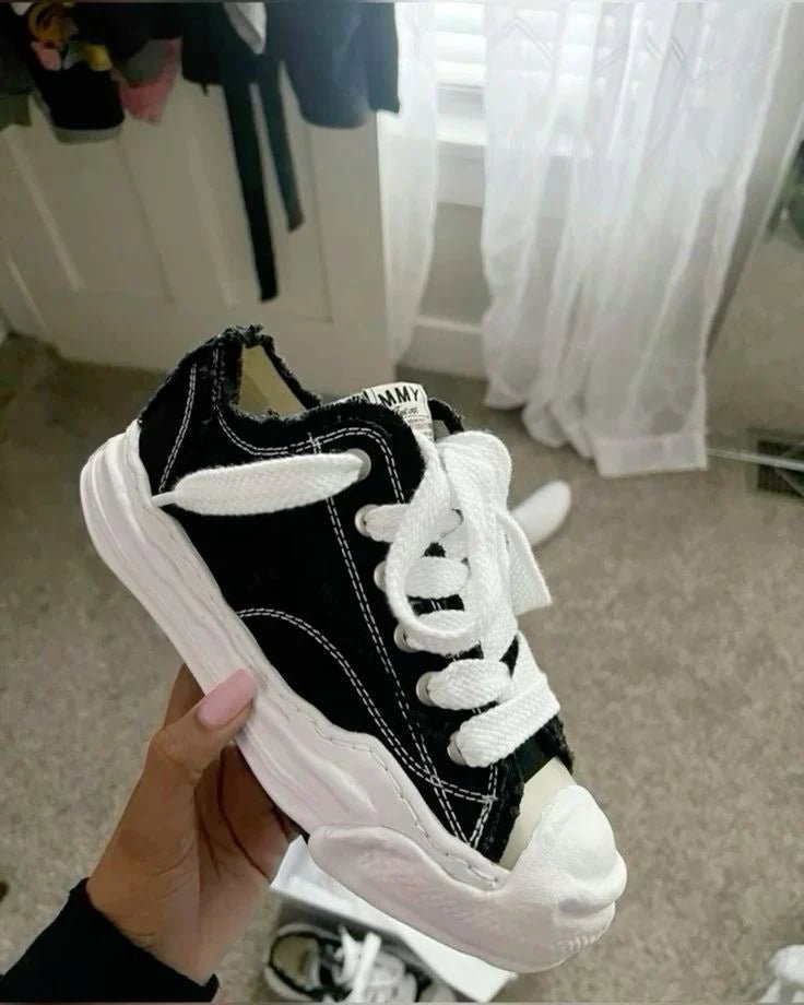 A01FW705 BLK MHY-HANK-OG-BLK Maison Mihara Yasuhiro Hank OG Sole Canvas Low Black – close-up van grove canvas textuur en fijn stiksel langs de oversized zool

A01FW705 BLK