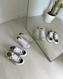 MHY-HANK-OG-WHT Maison Mihara Yasuhiro Hank OG Sole Canvas Low White – detail hielbadge en tonglabel met SKU A01FW705-WHT en subtiele MMY-branding