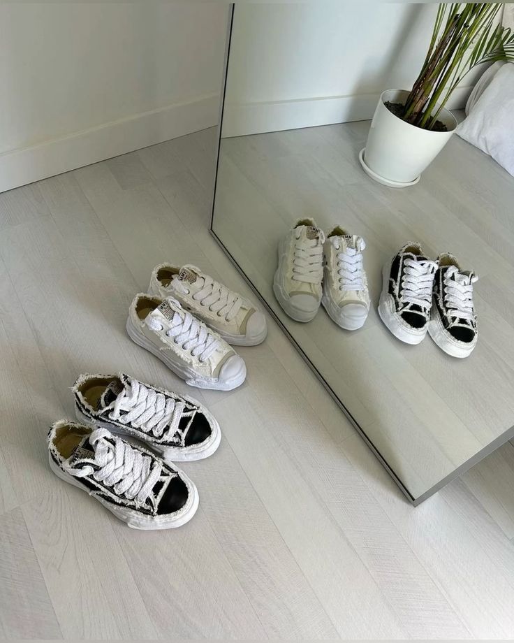 MHY-HANK-OG-WHT Maison Mihara Yasuhiro Hank OG Sole Canvas Low White – detail hielbadge en tonglabel met SKU A01FW705-WHT en subtiele MMY-branding