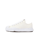 A01FW705-WHT MHY-HANK-OG-WHT Maison Mihara Yasuhiro Hank OG Sole Canvas Low White – vooraanzicht minimalistische witte canvas sneaker met karakteristieke handgevormde rubberzool