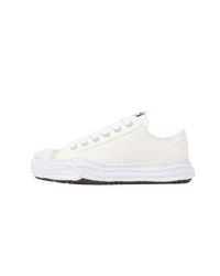 A01FW705-WHT MHY-HANK-OG-WHT Maison Mihara Yasuhiro Hank OG Sole Canvas Low White – vooraanzicht minimalistische witte canvas sneaker met karakteristieke handgevormde rubberzool