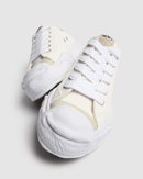 MHY-HANK-OG-WHT Maison Mihara Yasuhiro Hank OG Sole Canvas Low White – close-up van strakke witte canvas textuur en oversized stitching langs de unieke zool
