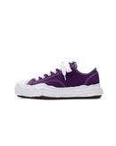 MHY-HANK-OG-PUR Maison Mihara Yasuhiro Hank OG Sole Canvas Low Purple – vooraanzicht sneaker met levendige paarse canvas upper en kenmerkende handgemaakte rubberzool 