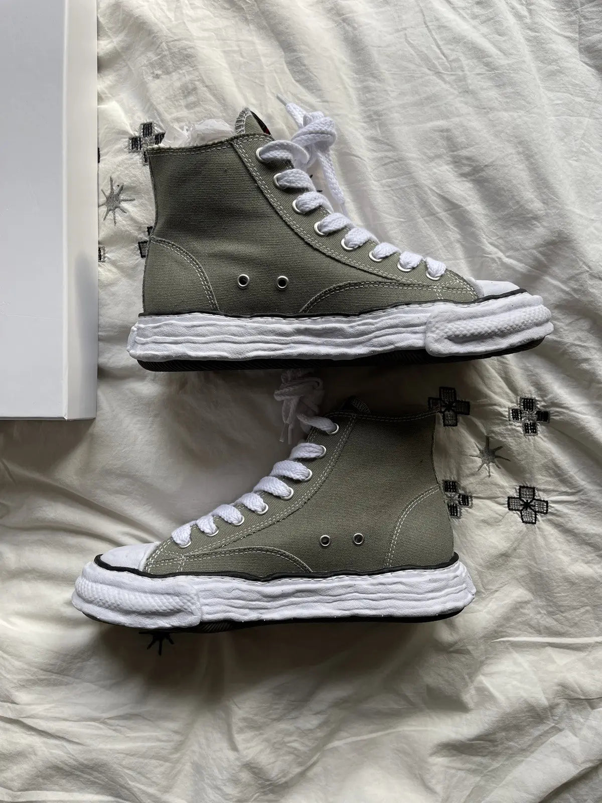 A11FW701-GRN Maison Mihara Yasuhiro Peterson 23 OG Sole Canvas High Green – close-up grove canvas textuur en reliëfgroeven op de uitgesproken zool 