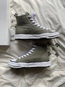 A11FW701-GRN Maison Mihara Yasuhiro Peterson 23 OG Sole Canvas High Green – close-up grove canvas textuur en reliëfgroeven op de uitgesproken zool 