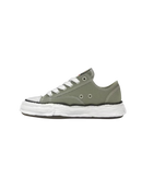 Maison Mihara Yasuhiro Peterson 23 OG Sole Canvas Low Green Maison Mihara Yasuhiro Peterson 23 OG Sole Canvas Low Green – vooraanzicht canvas sneaker in diepgroen met handgevormde ‘warped’ rubberzool