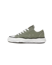 Maison Mihara Yasuhiro Peterson 23 OG Sole Canvas Low Green Maison Mihara Yasuhiro Peterson 23 OG Sole Canvas Low Green – vooraanzicht canvas sneaker in diepgroen met handgevormde ‘warped’ rubberzool