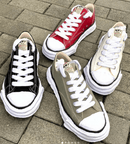 Maison Mihara Yasuhiro Peterson 23 OG Sole Canvas Low Green – close-up grove canvas textuur en subtiele stiknaden langs de unieke zool