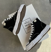 Maison Mihara Yasuhiro Peterson OG Sole Canvas High Black – close-up van grove canvas textuur en oversized stitches langs de warped zool A01FW701