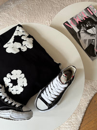 Maison Mihara Yasuhiro Peterson OG Sole Canvas High Black – detail hielbadge met SKU A01FW701 en geweven tonglabel met MMY-branding VOGUE DENIM TEARS