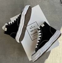 Maison Mihara Yasuhiro Peterson OG Sole Canvas High Black – close-up van grove canvas textuur en oversized stitches langs de warped zool A01FW701