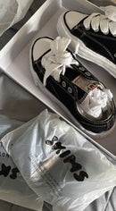 Maison Mihara Yasuhiro Peterson OG Sole Canvas Low Black – model draagt deze Regular fit sneaker in een minimalistische streetwear look