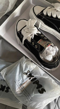Maison Mihara Yasuhiro Peterson OG Sole Canvas Low Black – model draagt deze Regular fit sneaker in een minimalistische streetwear look