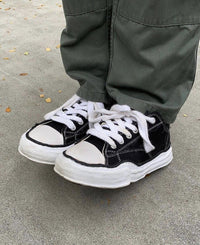 Maison Mihara Yasuhiro Peterson OG Sole Canvas Low Black – detail van tonglabel met A01FW702 BLK SKU en subtiel merketiket