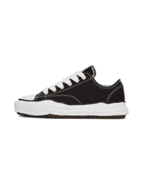 Zijkant van de Maison Mihara Yasuhiro Peterson OG Sole Low in zwarte canvas, met kenmerkende chunky zool