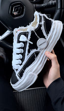 Maison Mihara Yasuhiro Peterson OG Sole Canvas Low Frayed Black – detail hielbadge en tonglabel met subtiele MMY-branding