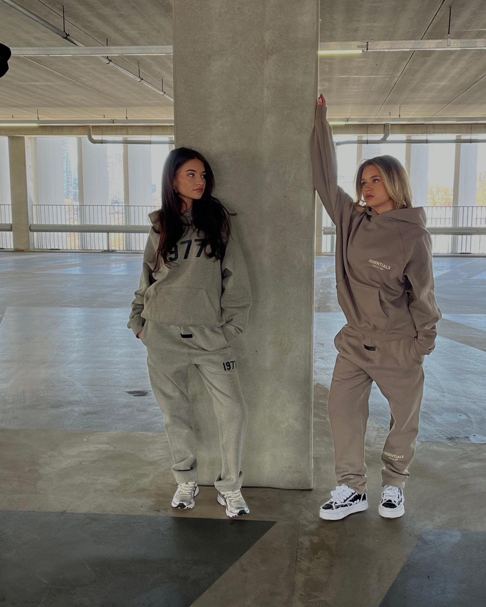 Volledige outfit met Frayed Black OG Sole sneakers gedragen in beton-look parkeergarage, streetwear-styling