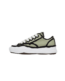 Maison Mihara Yasuhiro OG Sole Low Khaki zijaanzicht met zwarte randdetails en gedeconstrueerde zool op witte achtergrond