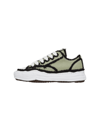 Maison Mihara Yasuhiro OG Sole Low Khaki zijaanzicht met zwarte randdetails en gedeconstrueerde zool op witte achtergrond