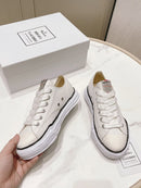 Maison Mihara Yasuhiro Peterson OG Sole Canvas Low White – detail van hielbadge met A01FW702-WHT SKU en contrasterende zwarte foxing tape 