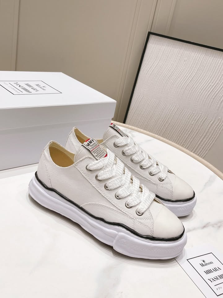 Maison Mihara Yasuhiro Peterson OG Sole Canvas Low White – model draagt Regular fit sneaker in een strakke, minimalistische streetwear look