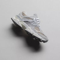 New Balance 9060 Slate Grey met futuristische zool en layered design, gefotografeerd in zwevende floating-stijl