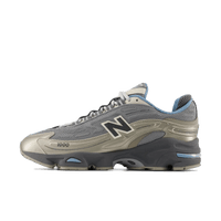 New Balance 1000 Arid Stone Slate Grey M1000DH zijaanzicht met grijze mesh, beige suède overlays en sculpted zool

