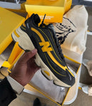 New Balance 1000 Bricks & Wood M1000BD1 in hand met zichtbare suède details, premium mesh en co-branded tong

