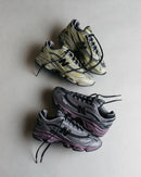 Bovenaanzicht en zijkant van New Balance 1000 Dark Olivine in natuurlijk licht