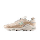 New Balance 1000 Desert Clay (SKU M1000DG) – vooraanzicht met beige mesh en rosegouden overlays