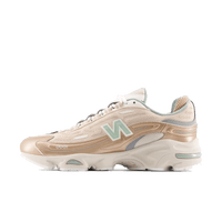 New Balance 1000 Desert Clay (SKU M1000DG) – vooraanzicht met beige mesh en rosegouden overlays