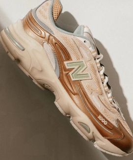 Bovenaanzicht van de New Balance 1000 Desert Clay M1000DG met lichtbruine veters, ademend mesh en claykleurige afwerking

