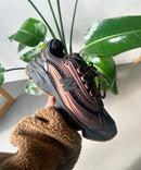 Close-up van de New Balance 1000 Joe Freshgoods M1000JF met layered zwart bovenwerk, Joe Freshgoods-branding en semi-transparante afwerking

