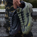 New Balance 1000 Magnet Plum Brown M1000EB in hand met zichtbare textuur, donkerpaarse accenten en technische afwerking

