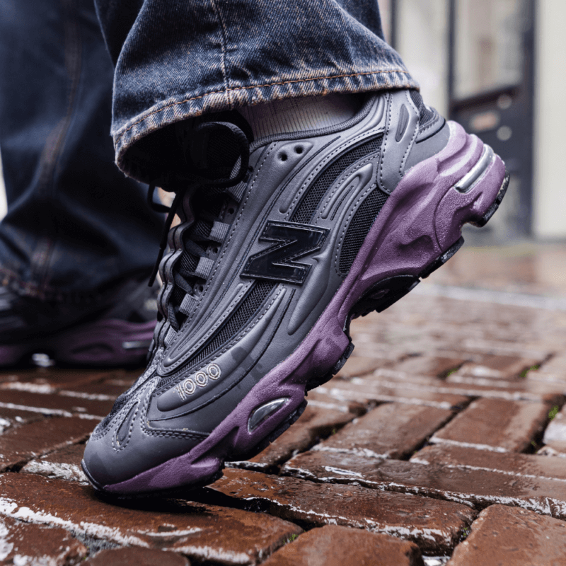 New Balance 1000 Magnet Plum Brown M1000EB on-feet met earthy outfit voor een rauwe, streetwear-ready uitstraling

