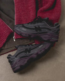 Close-up van de New Balance 1000 Magnet Plum Brown M1000EB met layered design, ademend mesh en contrasterende suède overlays

