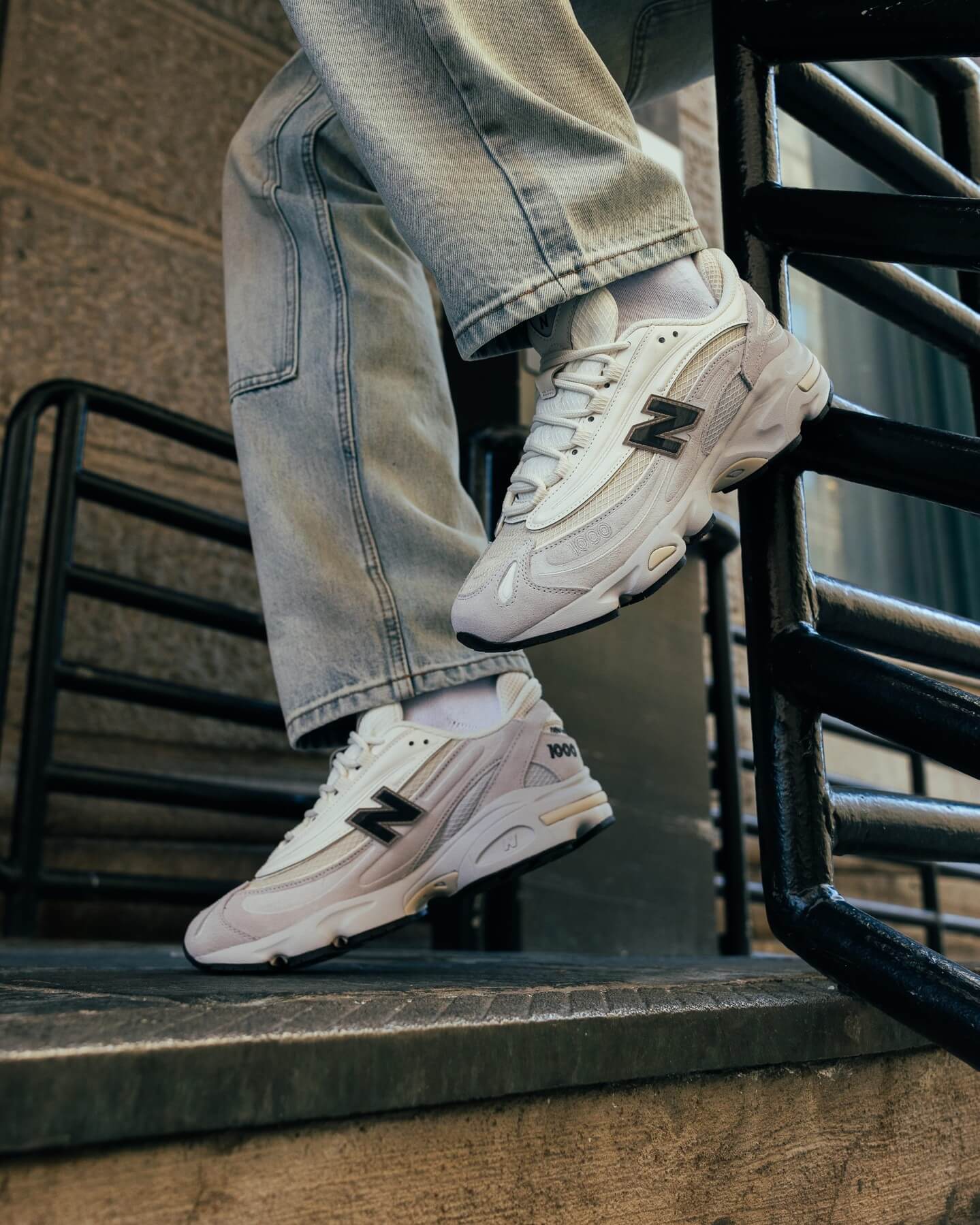 New Balance 1000 Pearl Grey Black M1000PSB met originele doos, contrasterende panelen en technische zool in beeld

