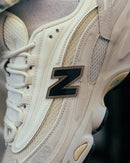New Balance 1000 Pearl Grey Black M1000PSB on-feet met donkere cargobroek en cleane streetwear fit

