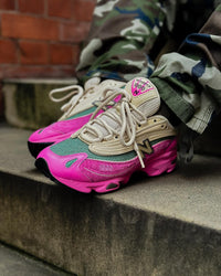 New Balance 1000 Real Pink Sandstone M1000RP met originele doos, roze veters en technische zoolconstructie

