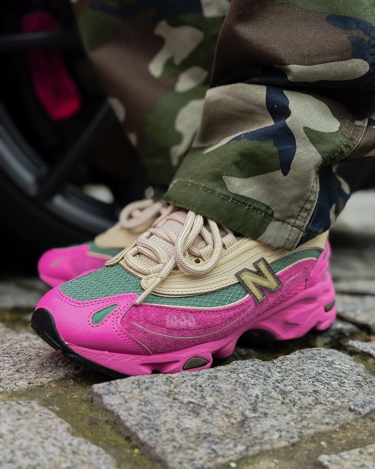 New Balance 1000 Real Pink Sandstone M1000RP on-feet gecombineerd met lichte outfit voor een zachte, cleane look

