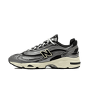 Zijaanzicht van de New Balance 1000 SL Silver Metallic M1000S met zilveren mesh basis, metallic overlays en retro 2000s hardloopdesign
