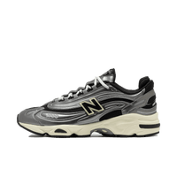 Zijaanzicht van de New Balance 1000 SL Silver Metallic M1000S met zilveren mesh basis, metallic overlays en retro 2000s hardloopdesign